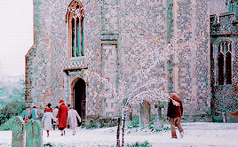 poirott:Poirot shivered. The thought of a fourteenth-century English manor house filled him with app