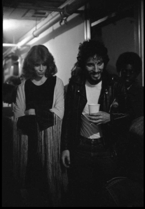 brucespringsteen:Bruce Springsteen back stage with girlfriend Karen Darvin, December 1975 by Peter S
