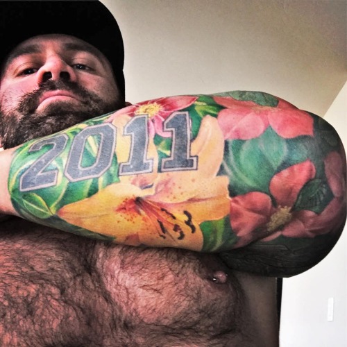 cumbeardbear: bazzb70:HOT AS FUCK FURRY INKED MUSCLE DADDY BEAR!! If you like really amateur…