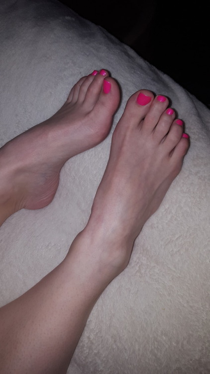 my pretty wifes sexy arch and tasty toes getting their beauty sleep.please comment