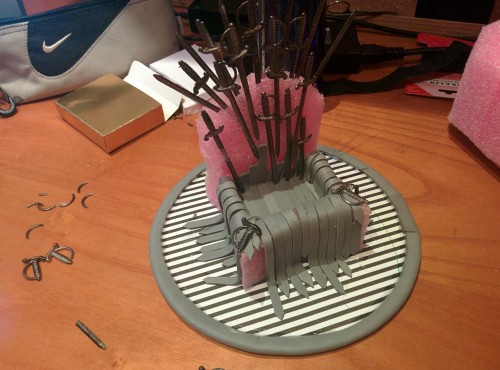 merichuel: So… I dediced to make a mini iron throne for my mobile phone. A couple of hours, l