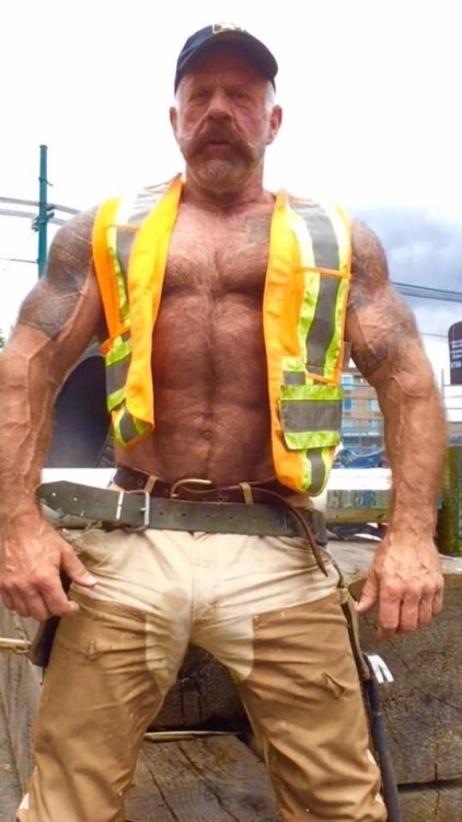 silverjacklover:Wade Neff from Canada….Oh mysmall world, I follow this stud on Instagram and he live