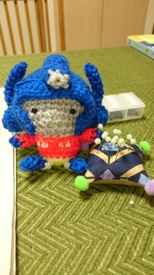 gokuma:  abe-tachibana:  optimus prime amigurumi ! I completely fogot to knit opitimus’s mask x( Optimus and Prowl are in the middle of a meeting. Bumblebee is …. My friend Ultra magnus !!  omg little cuties 