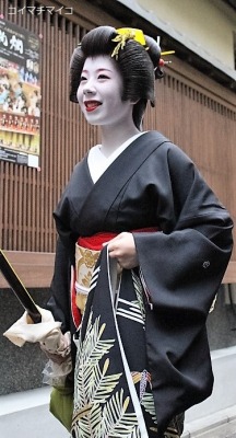 geisha-kai:  New Year’s celebrations 2016: geiko Ryouka and Tsunemomo of Gion Higashi by Kyotolock - blog