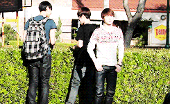 wboozi:  suho nonchalantly posing ft. baektao 