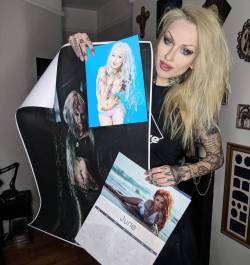 shellydinferno: Christmas giveaway competition + SALE! It’s been a while since I handed out some free shit so let’s get rid of this huge signed A1 poster, calendar and print. I’ll pick 3 winners 10th December. If you don’t want to wait I’m also