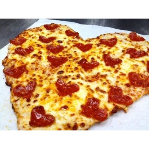 ❤️❤️ Happy Valentine’s day. #pizzaequalsLOVE #notMyPhoto “Will you be mine or is this to