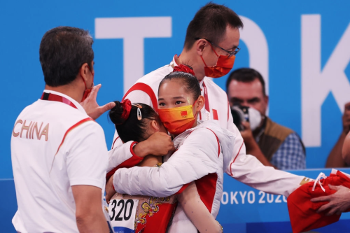 agathacrispies: Guan Chenchen of Team China celebrates with her silver medalist teammate, Tang Xijin