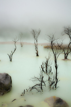 underthepyramids:  Kawah Putih Lake, Hank888