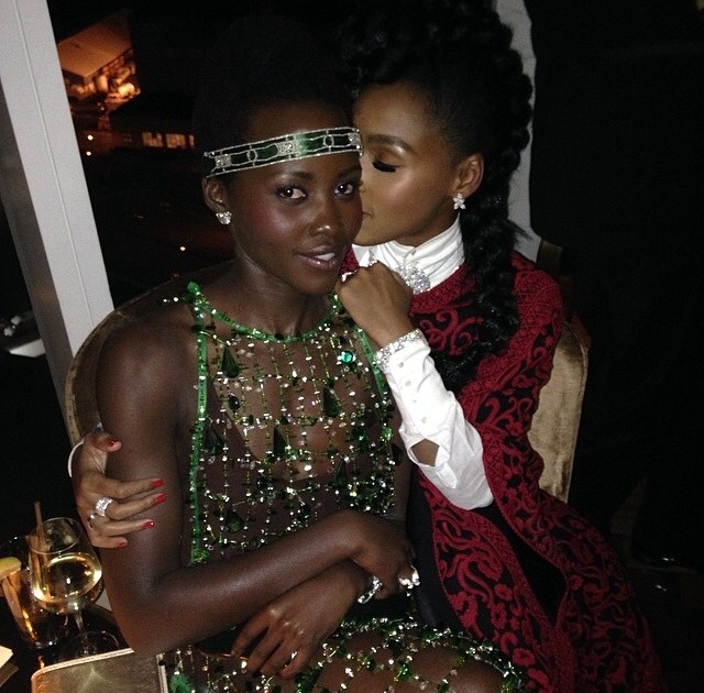 aravenhairedmaiden:  Attractive black women conversing, stylin, and just being the