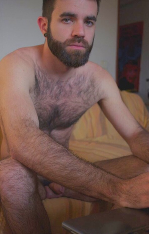 hairyblueyedhunk: bearcubsbeauties:  Handsome fella. Lean and a bit soft, nice and furry. Love the n