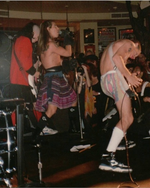 im-having-a-frugasm:Chili Peppers 80s