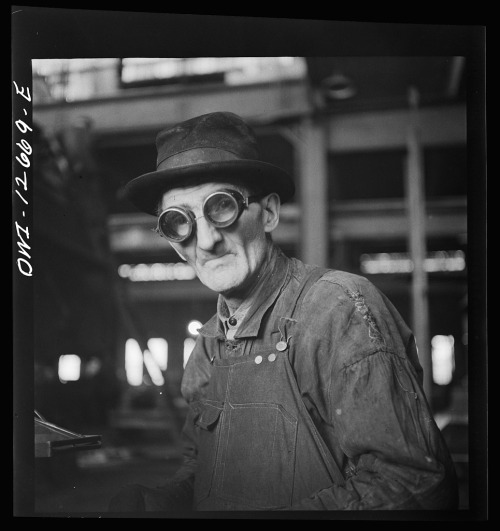 &ldquo;Train welder with overalls and awesome glasses&rdquo; on /r/steampunk http://ift.tt/1OCg7JC