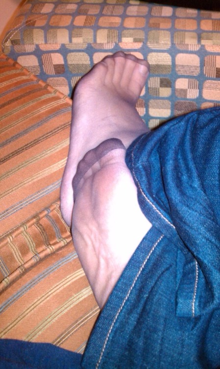 My wife sending pics of her phose feet