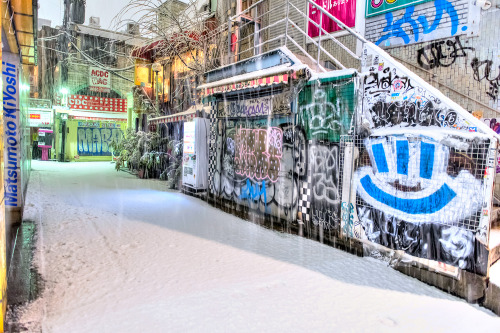 tokyo-fashion:  Snowy night in Harajuku tonight. A few extra pics on Flickr. Will edit more later after getting some sleep. Stay warm everyone! 