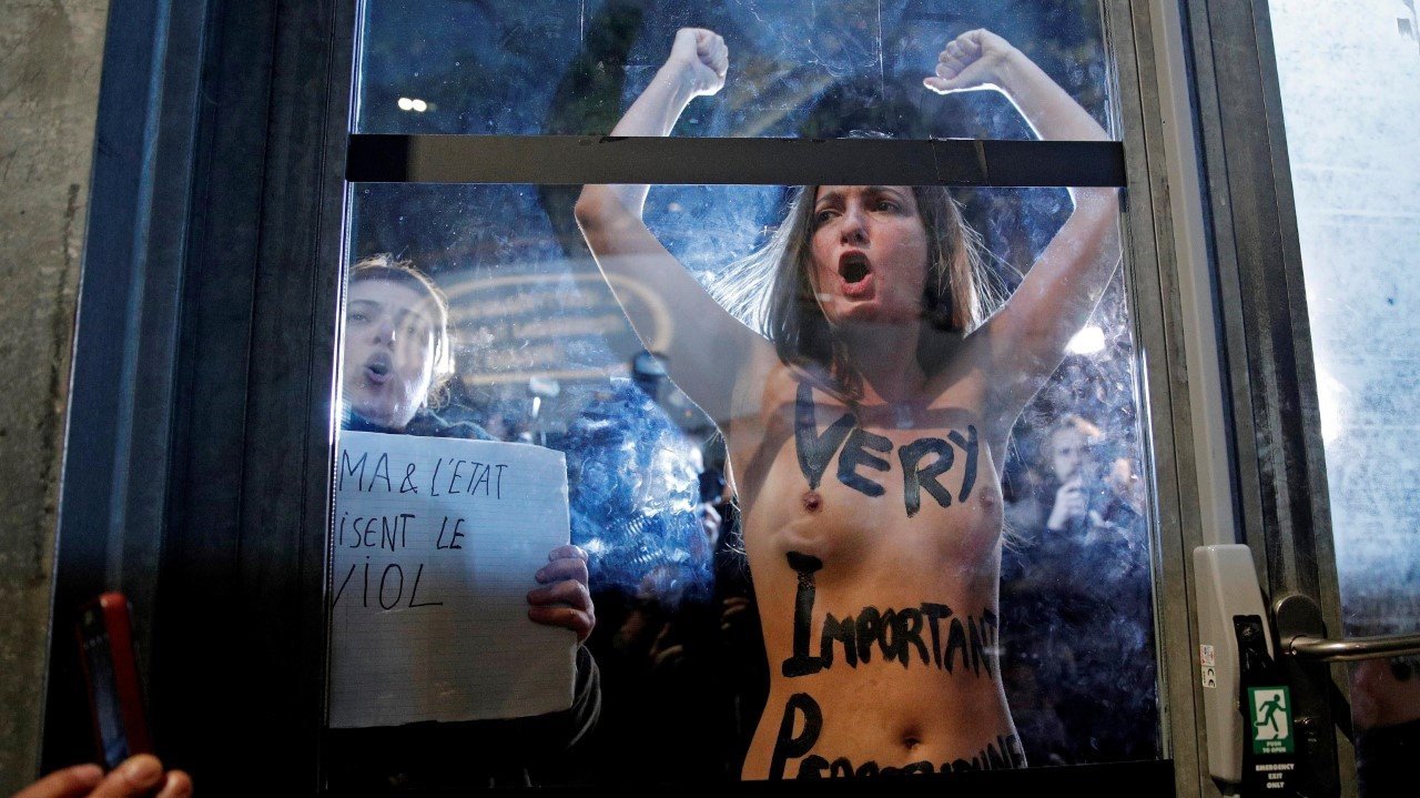 ACUSADO. Protestas contra Roman Polanski en París. Activistas feministas francesas se manifiestan contra el director franco-polaco Roman Polanski, “No hay honor para los violadores”, gritaron las activistas al paso del realizador, de 84 años, que...