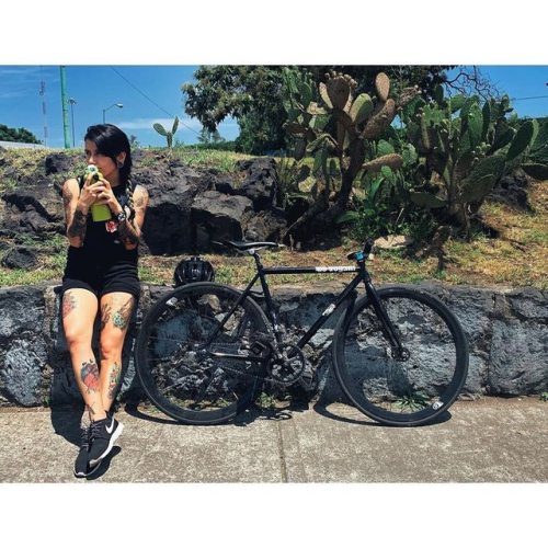 fixiegirls:Repost: @xfranysx El automóvil y la estructura de circulación que hace posible su existen