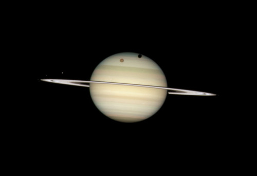 Saturn With Quadruple Moon Presence – Hubble Telescope
