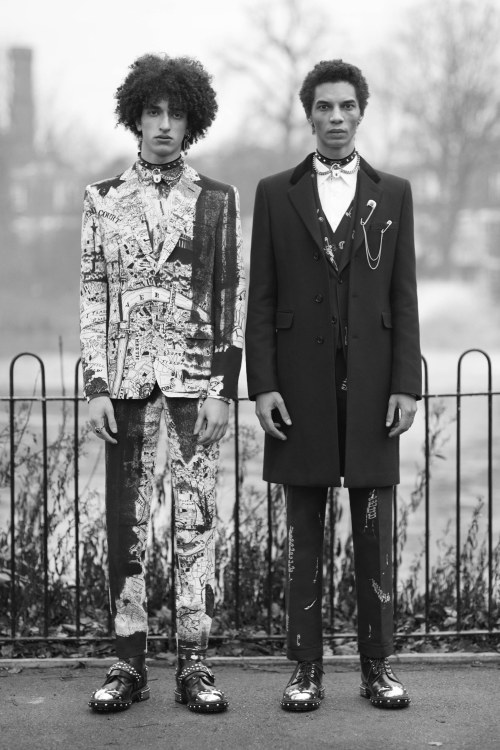 visualjunkee:  Oscar Wilde inspired Look Book for Alexander McQueen - Autumn/Winter 2017 Menswear Collection - designer: Sarah Burton - photographer: Ethan James Green - stylist: Alister Mackie - art direction: M/M Paris - hair: Matt Mulhall - makeup: