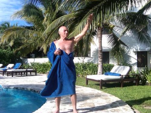 catsnorfle:Photos of Patrick Stewart doing things.(All photos: @SirPatStew)