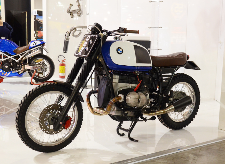 nakajima46works:  BMW Custom in EICMA EICMAミラノショーで見かけたBMWカスタム達。3年前まではまったくなかったカスタムBMWが、ここ数年で急激に増えていて、ちょっとしたブームになっているそうです。カスタムのクオリティは様々ですが、日本では見る事のできないようなカスタムもあって面白いです。左上のアルミ外装のモノレバーR65はミラノのRadikal