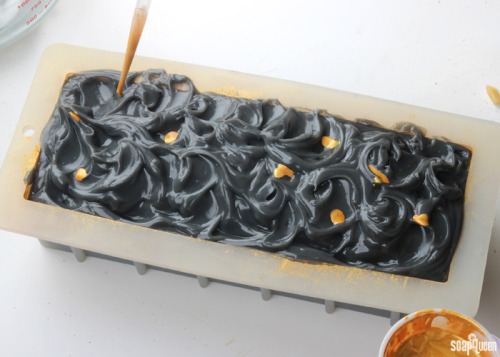 soapqueen:This Gold Mine Cold Process Soap is madewith activated charcoal and King’s Gold Mica to cr