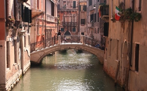 vivalcli:  Venezia by MassimoVia Flickr:Ponticello sul canalevia Flickr