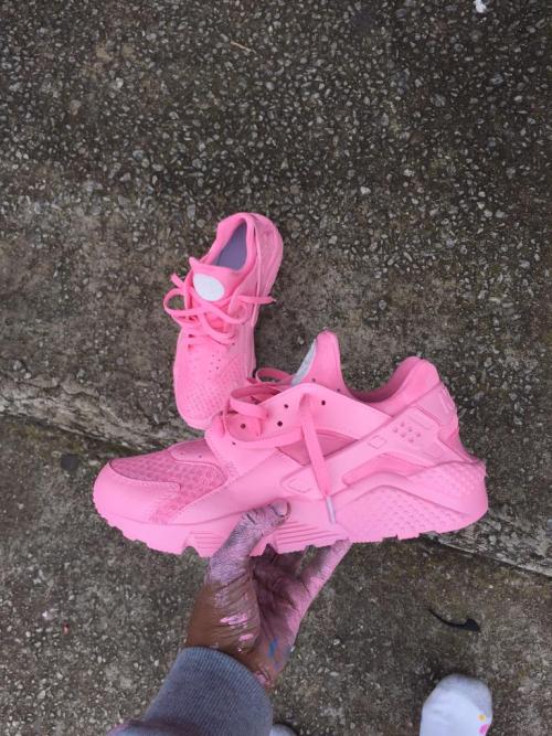 only-kicks: Crazy Nike Air Huarache Customs. I’d love to know who did them?