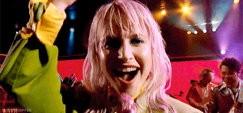 tayleyshipper:  Paramore Performs ‘Rose-Colored Boy’.