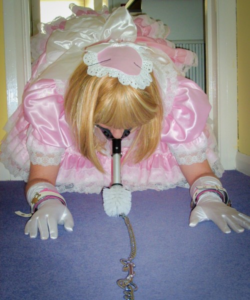 sissymarcia:pet-husband:Lovely pink sissymaid house husbands around the world.sweet Sissy ! Lovely !