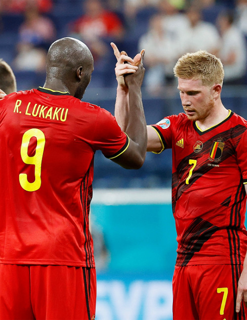 Romelu Lukaku celebrates his goal with Kevin De Bruyne during the match vs. Finland