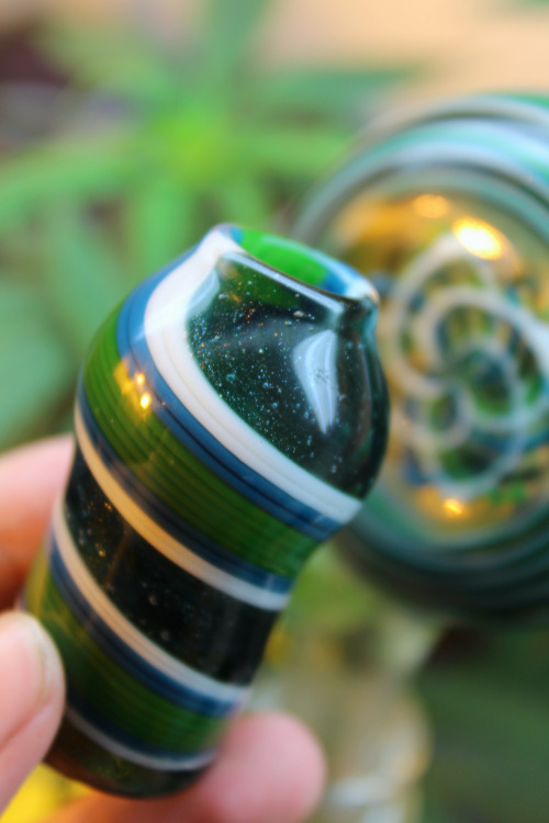 doobiedrewbie:  I love this sparkly blue glass & the baby blue honeycomb marble on this rig. ✨