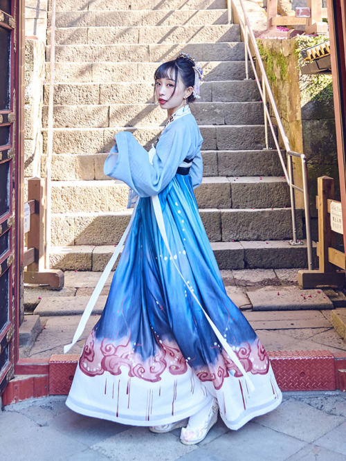 Chinese hanfu by 十三余工作室