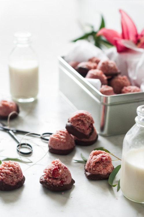forloveof-food:chocolate covered strawberry macaroonsfrom: the kitchen mccabe