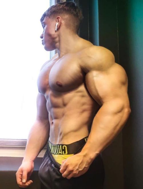 richmuscly:  doug48stuff:not just a muscle boi- but sexy with it!   I wish this boy would talk about his daddy / rich bf. You know he has one. 