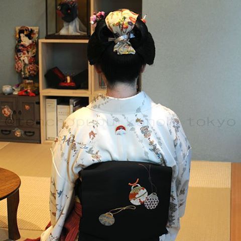 Super cute idea seen on Kanoh Tokyo’s Instagram: cute chirimen brooch used as a kimono crest <3