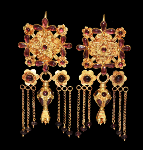 archaicwonder: Greek Gold and Garnet Earrings, Eastern Greek, 4th Century BC With the Greek expansio