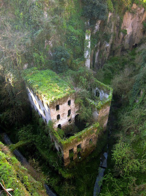 XXX mandiieee:  Abandoned Places… Makes you photo