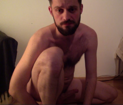 ronsonxx:  Lukas, 28, hat wieder Lust sich für das Projekt auszuziehen und zeigt seinen behaarten Körper mit seinem steifen Penis noch am späten Abend.Lukas, 28, is up for taking off his clothes for the project again and shows his hairy body with his