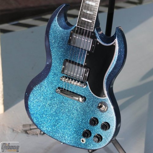 (via Gibson SG Custom in Brunswick Blue is Beyond Beautiful. #gibsoncustomshop #made2measure #gibson
