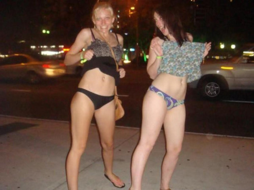 flashinggirls: More girls flashing at… http://ift.tt/2jxBh94