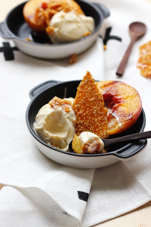 foodffs:  Peach Splits with Goma PralineReally nice recipes. Every hour.