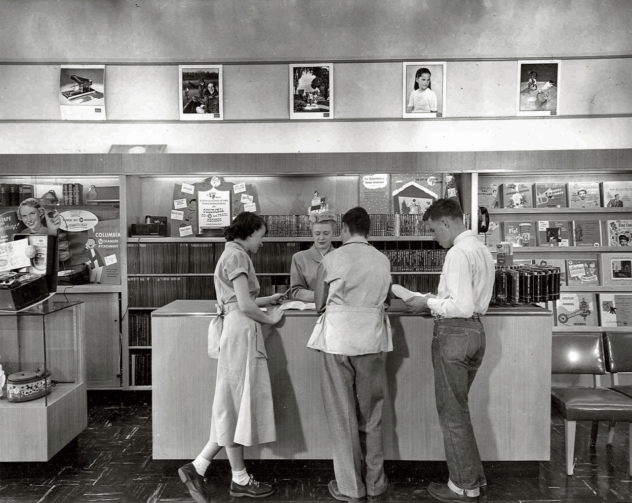vinylpressmusic:  Vintage Vinyl - How Record Shops used to look