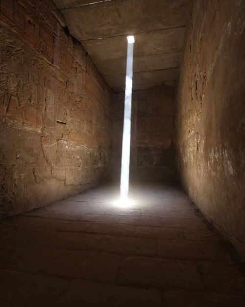 renesanse: Sunlight entering the east side-room of the inner sanctuary of Amon-Ra in the Temple of K