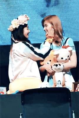 yoojeongsunbae:when saida turned their fansign event into a we got married episode