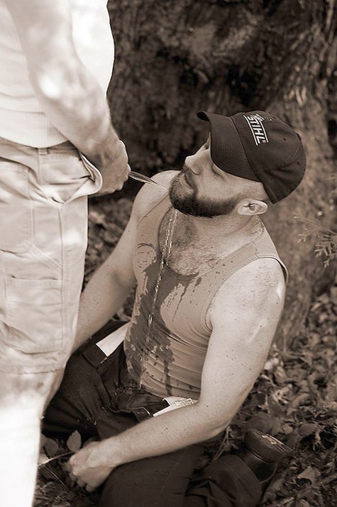 realmenstink:  DADDY’S BOY GETS A WARM BATH !!! 