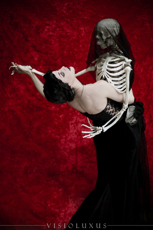 visioluxus: Danse Macabre Model: ammalynn H/MU: thebirdbones