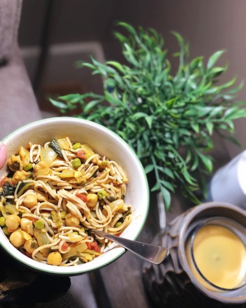 Chickpea curry with soba noodles :) Makes 4 servings:1 teaspoon oil1 can diced tomatoes2 onion