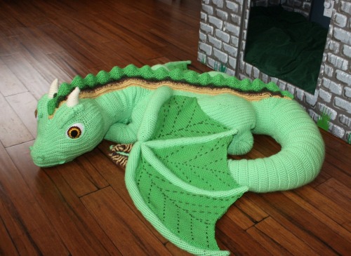 madqueencrafter: copperbadge: sofdshrine: sosuperawesome: Life-Size Baby Dragon Patterns Overton Fan