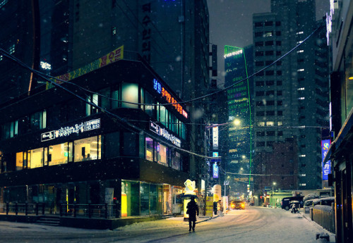Walking home through downtown Seoul in the snow.